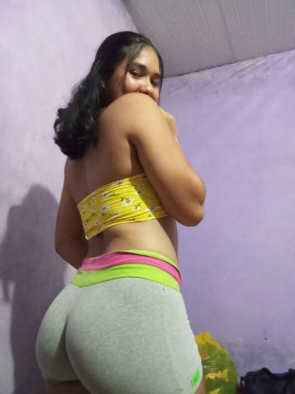 Putinha da esquina #6JSjiPyb